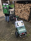 Rucksack und Getränkekisten