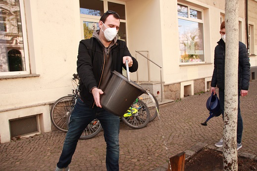 mit Eimer gießen