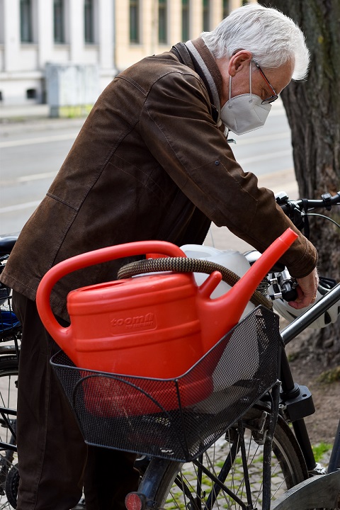 Gießkanne im Fahrradkorb