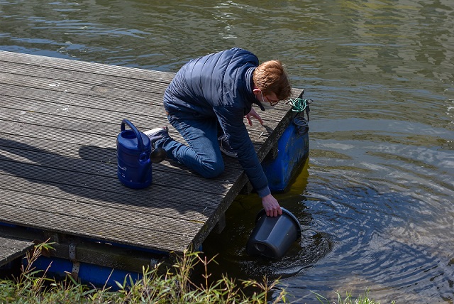 Per Eimer aus dem Fluss