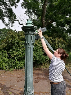 Wasser hineingießen
