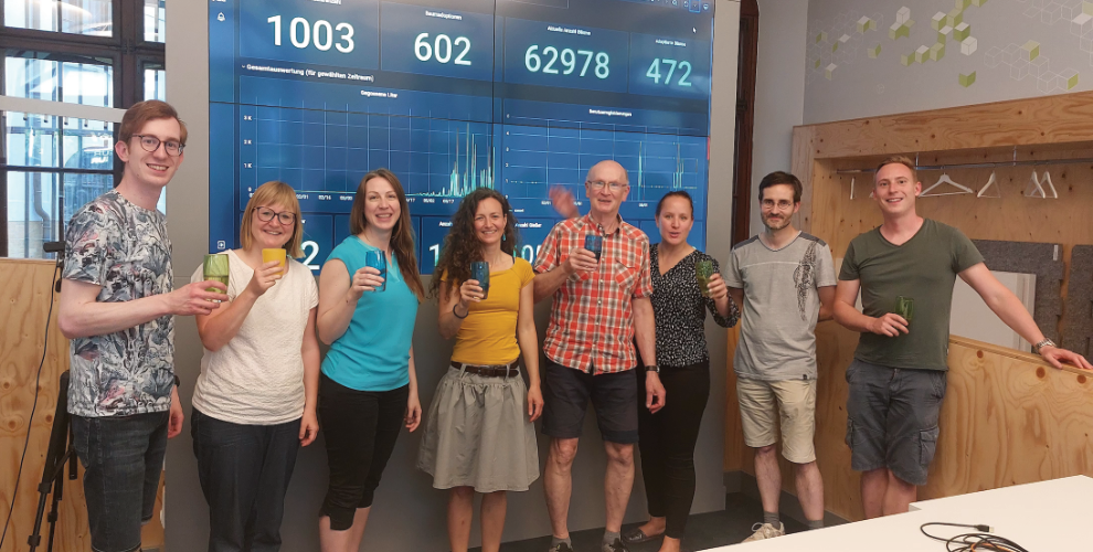 Das Projektteam von LEIPZIG GIESST feiert 1.000 App-Registrierungen, 2023.