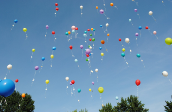 Luftballone am Himmel